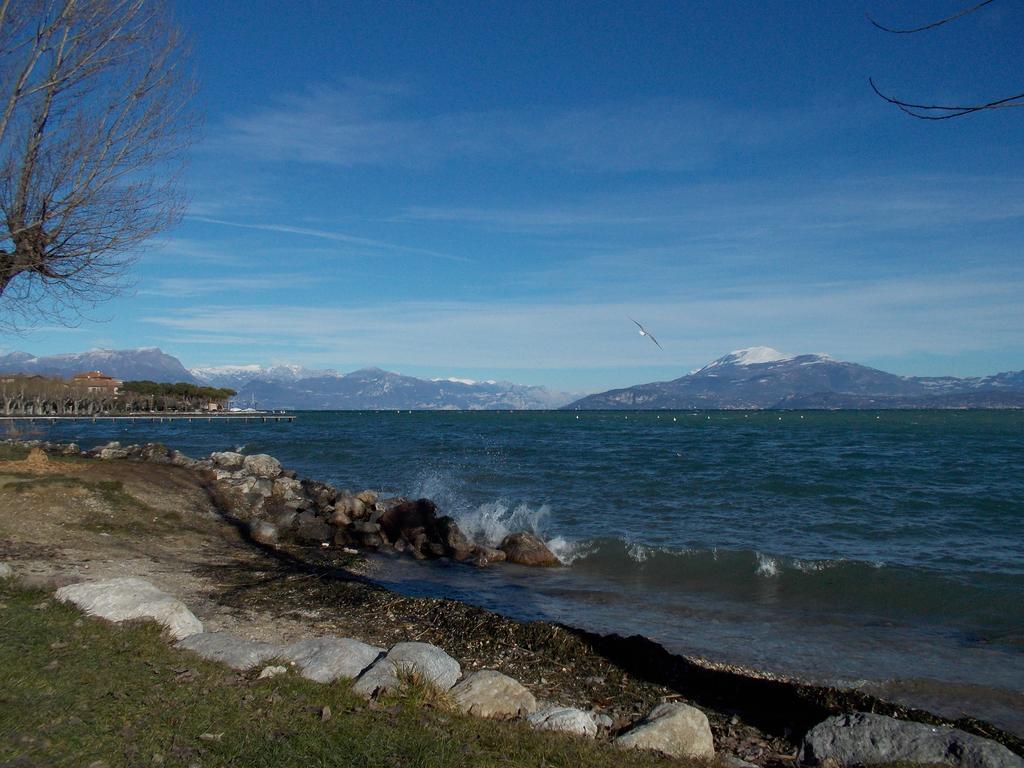 Casa Mary Due - Trilocale Con Giardino Privato A Due Passi Dal Lago Sirmione Luaran gambar