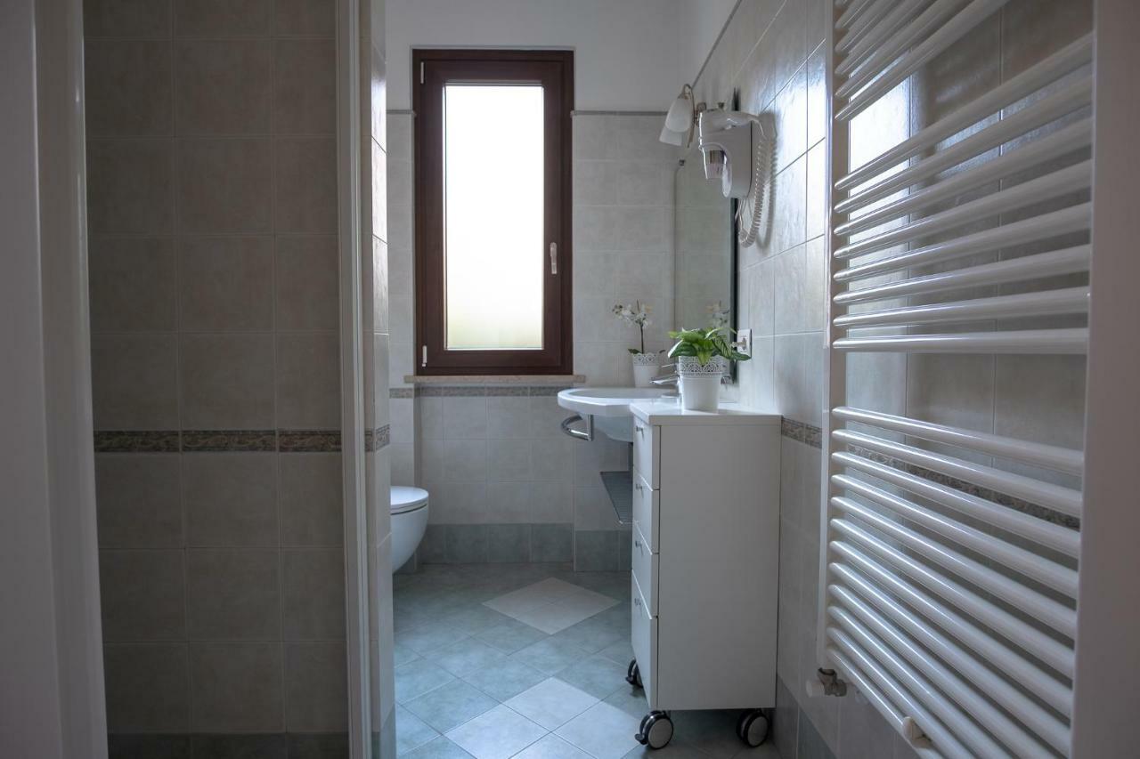 Casa Mary Due - Trilocale Con Giardino Privato A Due Passi Dal Lago Sirmione Luaran gambar