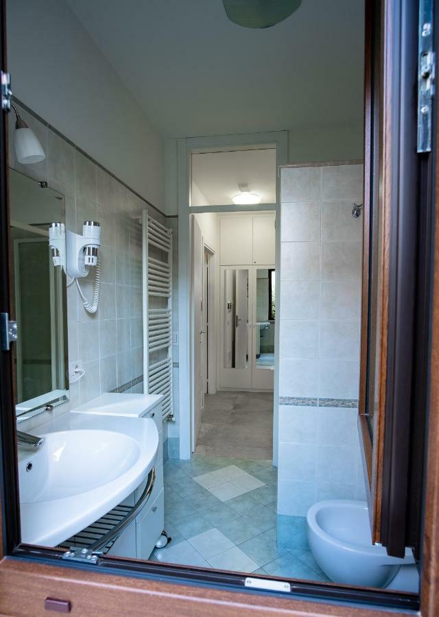 Casa Mary Due - Trilocale Con Giardino Privato A Due Passi Dal Lago Sirmione Luaran gambar