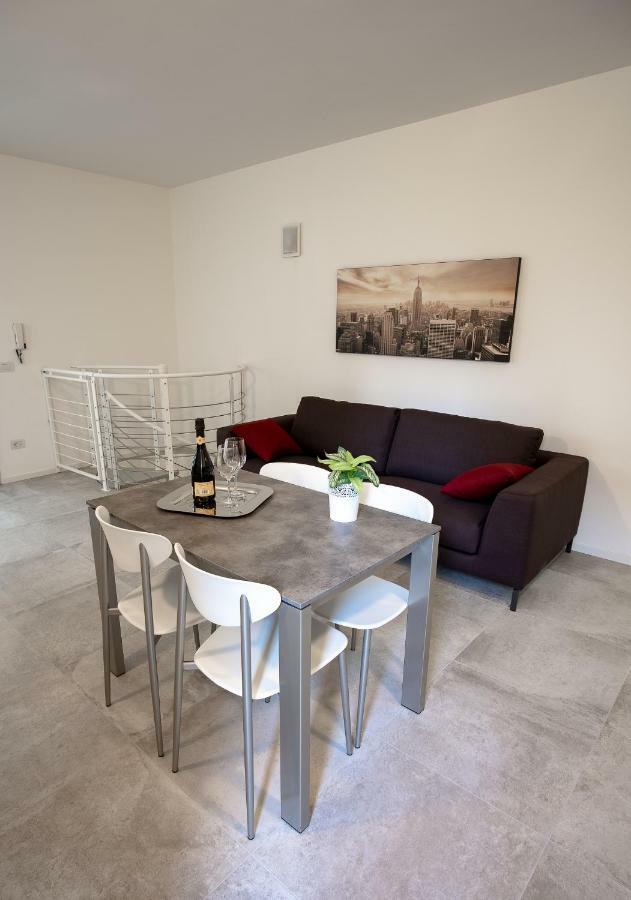 Casa Mary Due - Trilocale Con Giardino Privato A Due Passi Dal Lago Sirmione Luaran gambar